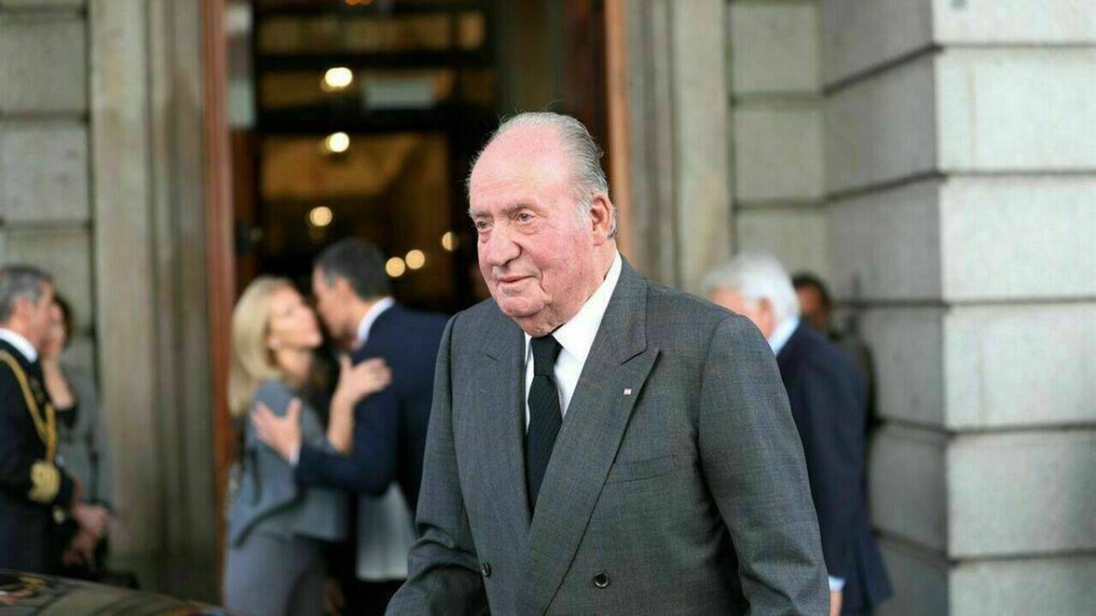 Don Juan Carlos, a la salida del Congreso de los Diputados