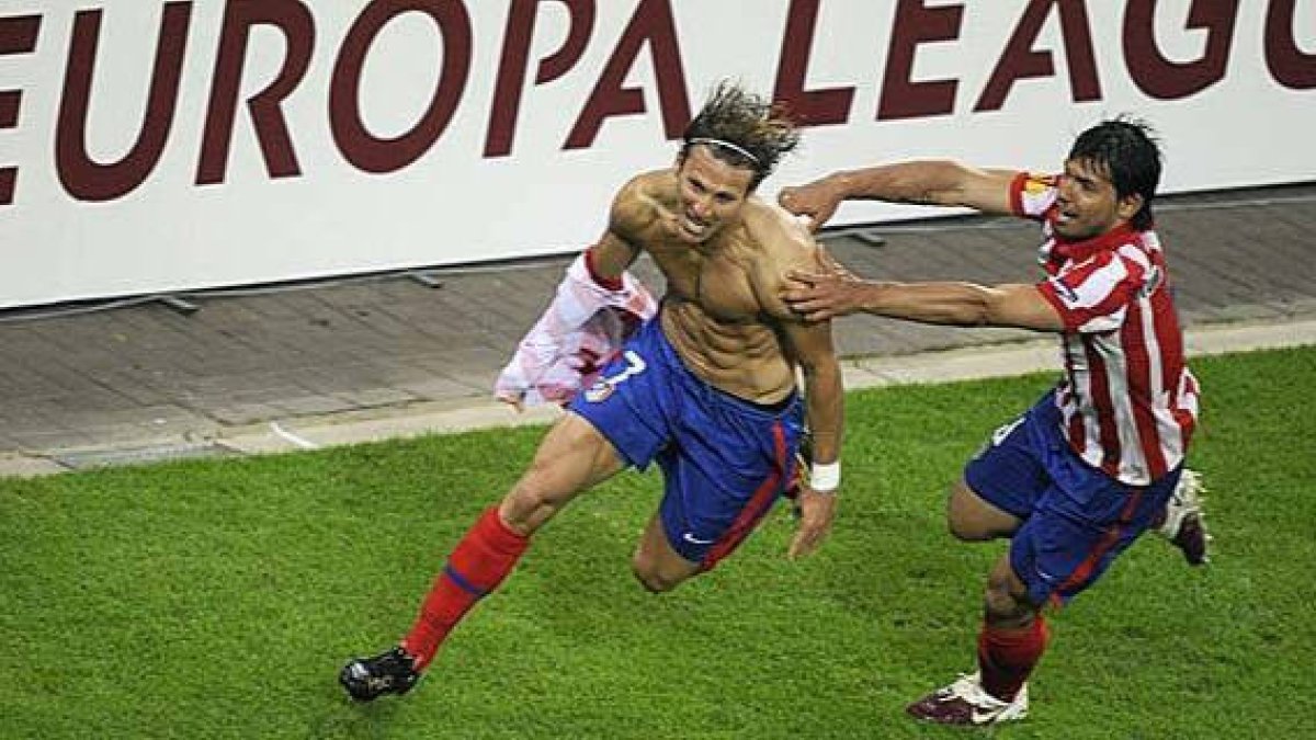 Diego Forlán, junto al Kun Agüero, celebrando el gol que dio al Atleti la Europa League de 2010.