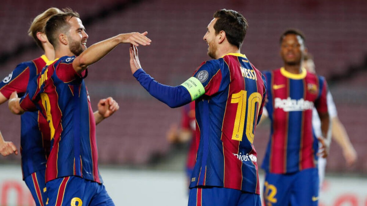 Messi, celebrando el gol de penalti que ayer consiguió ante el Dynamo de Kiev.