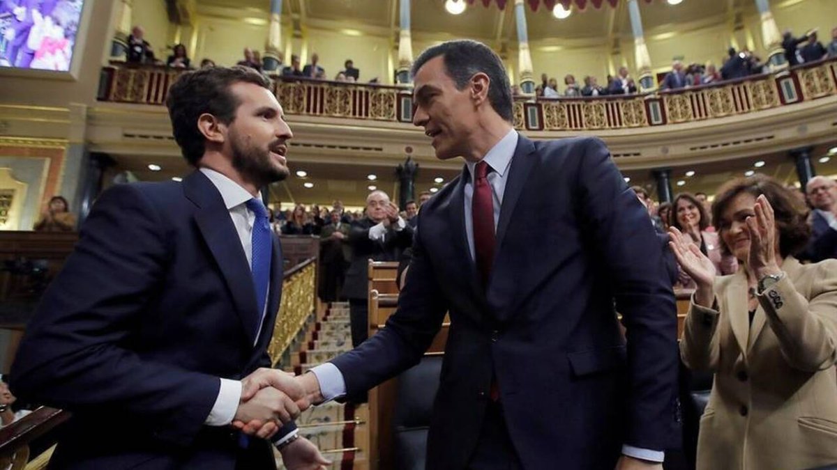 Casado felicitando a Sánchez hace un año, tras ser investido presidente.