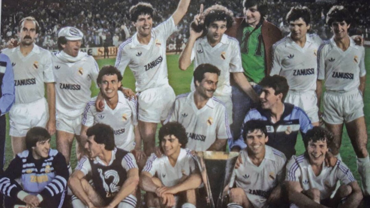 Los jugadores del Real Madrid celebrando la Copa de la UEFA ganada en 1985.