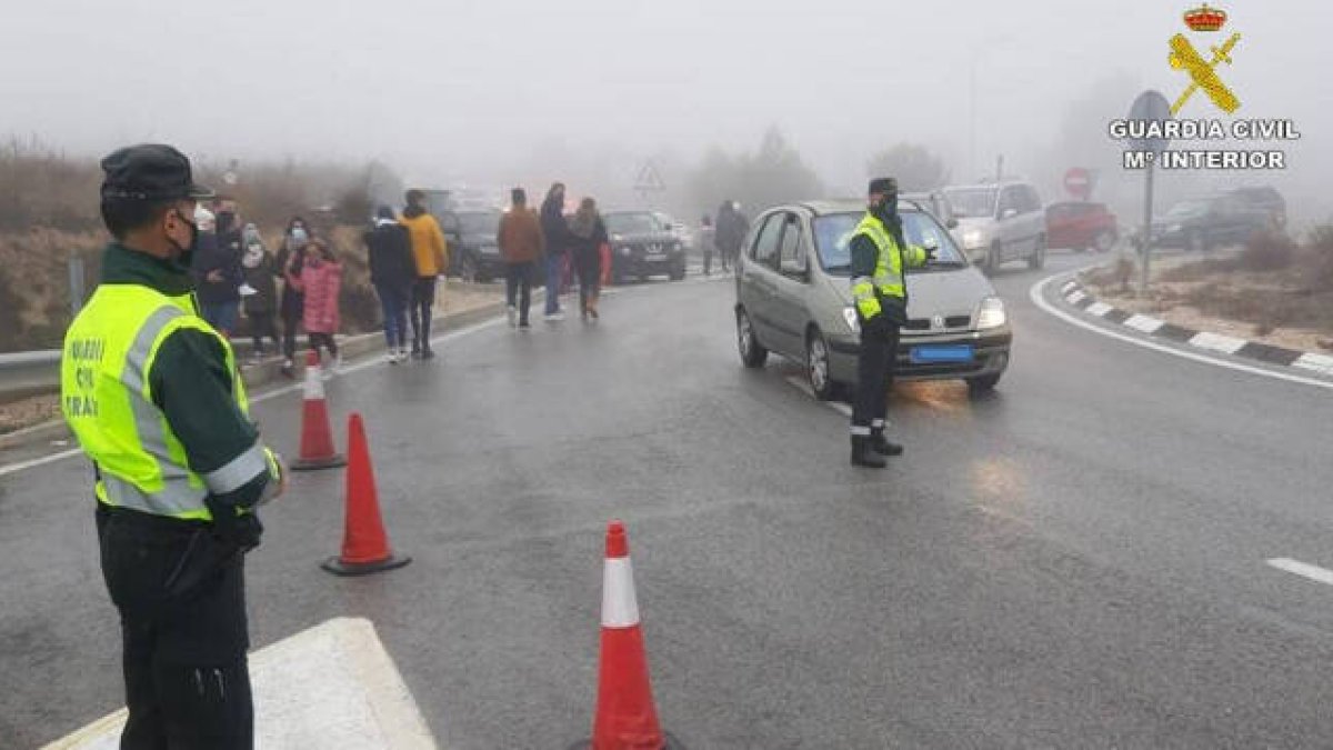 La Guardia Civil ha cerrado los accesos a los parajes nevados