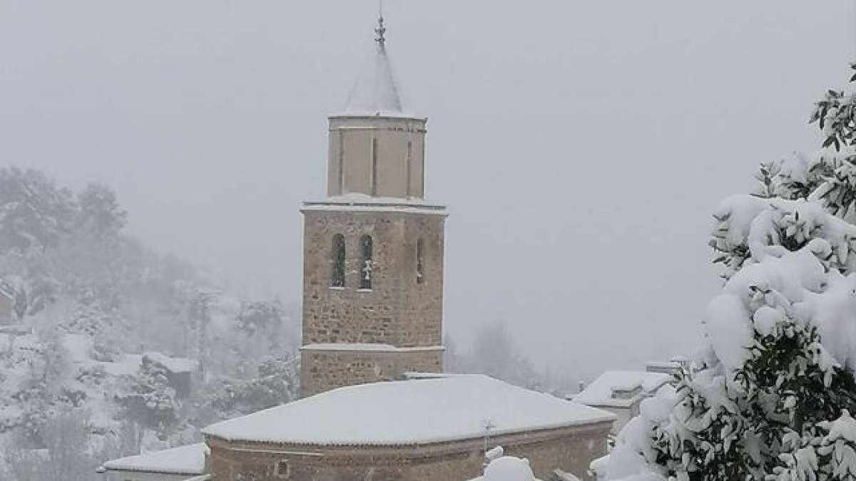 Cortes de Arenoso, en el Alt Millars, completamente nevado.