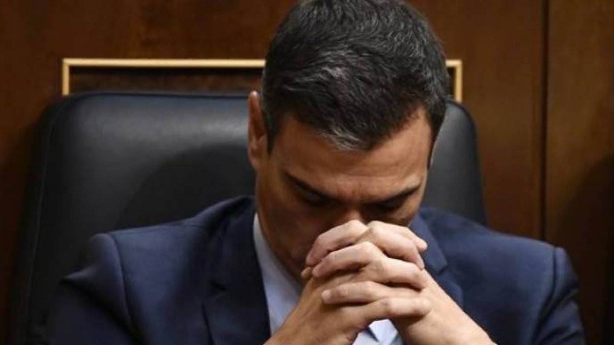 Pedro Sánchez, meditando en su escaño.