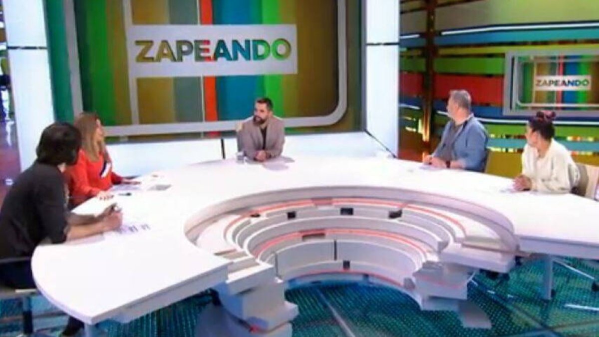 El plató de Zapeando subió la temperatura con las fotos de sus colaboradores.