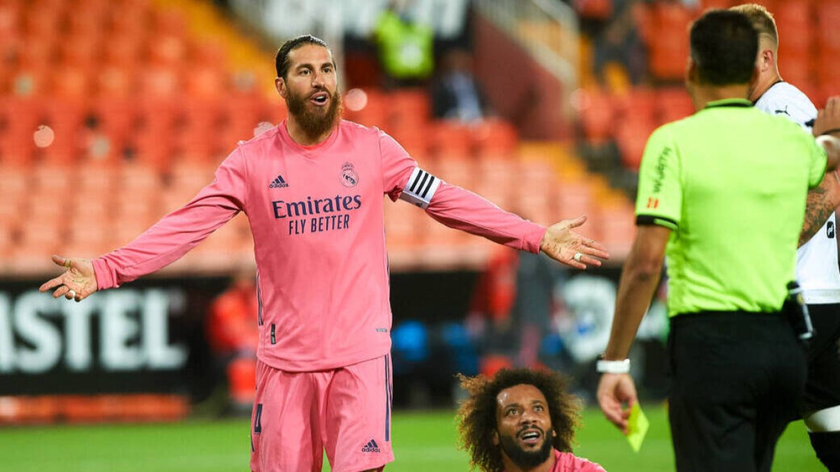 Sergio Ramos protesta una decisión arbitral el pasado sábado en Mestalla.