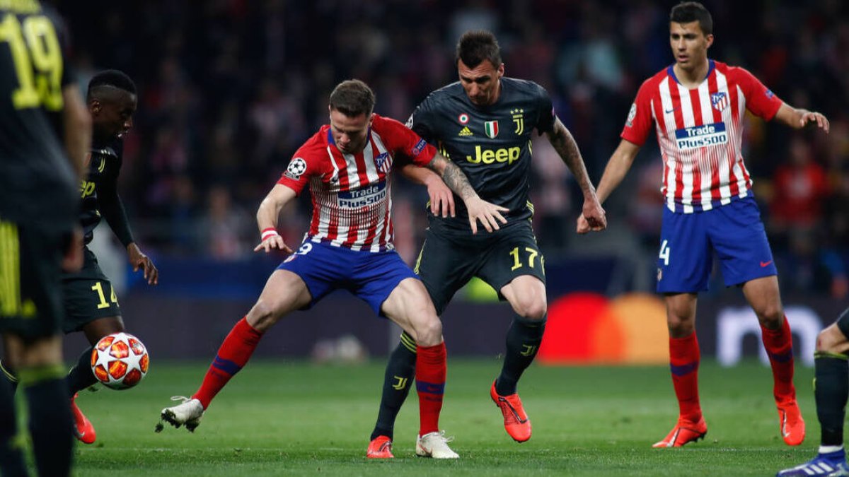 Mario Mandzukic, con la camiseta de la Juventus, jugando contra su exequipo, el Atlético de Madrid.