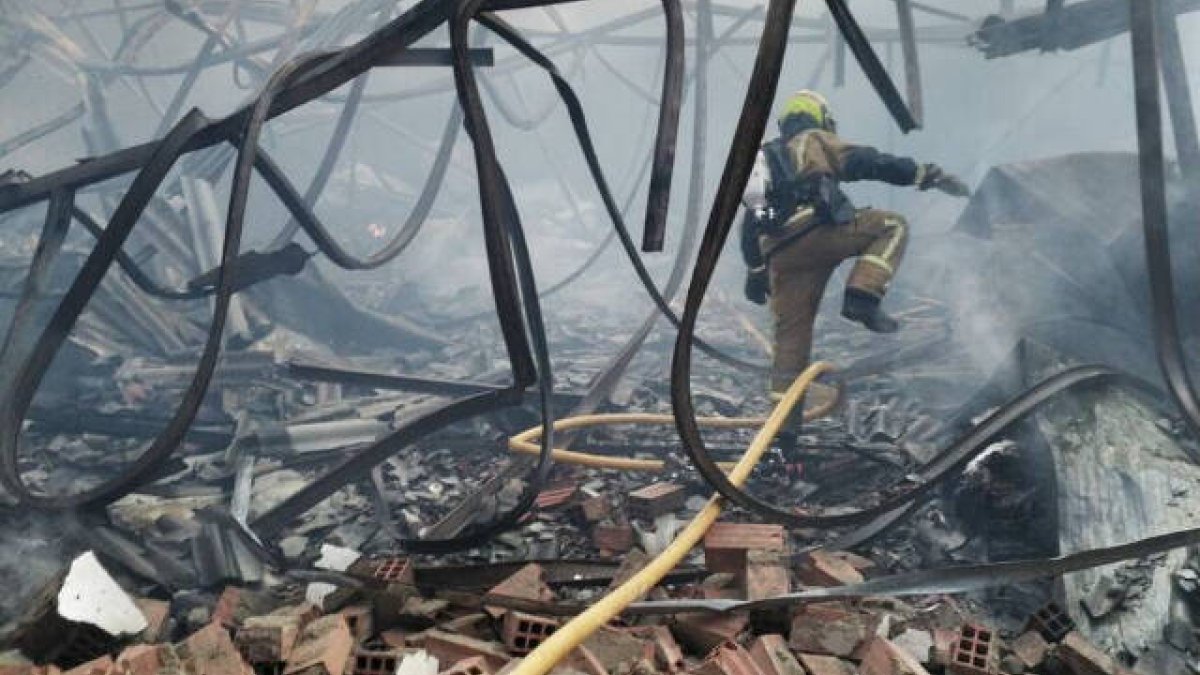 La nave de La Jijonenca ha quedado arrasada por las llamas