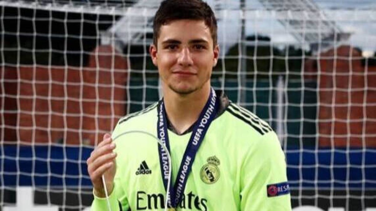 Lucas Cañizares, con el trofeo de la Youth League.