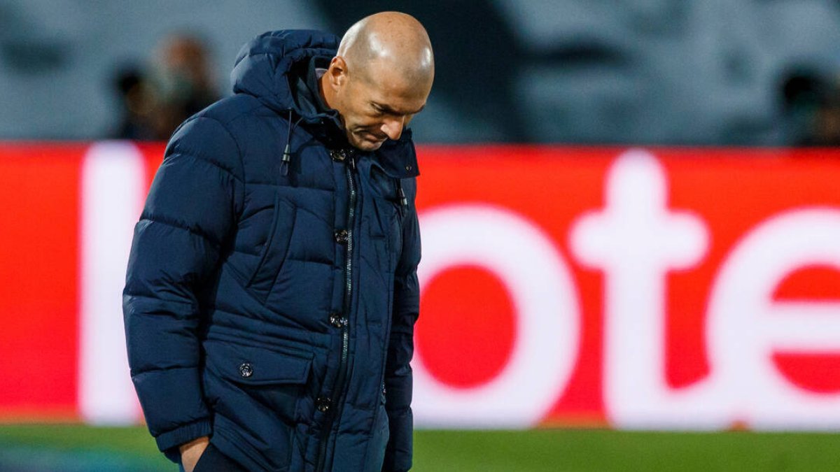 Zidane, cabizbajo, durante el partido que su equipo perdió ante el Shakhtar.