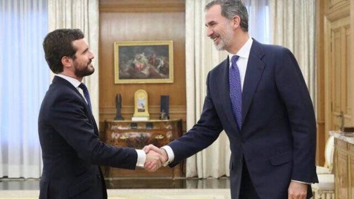 Pablo Casado y Felipe VI, durante una reunión en Zarzuela.