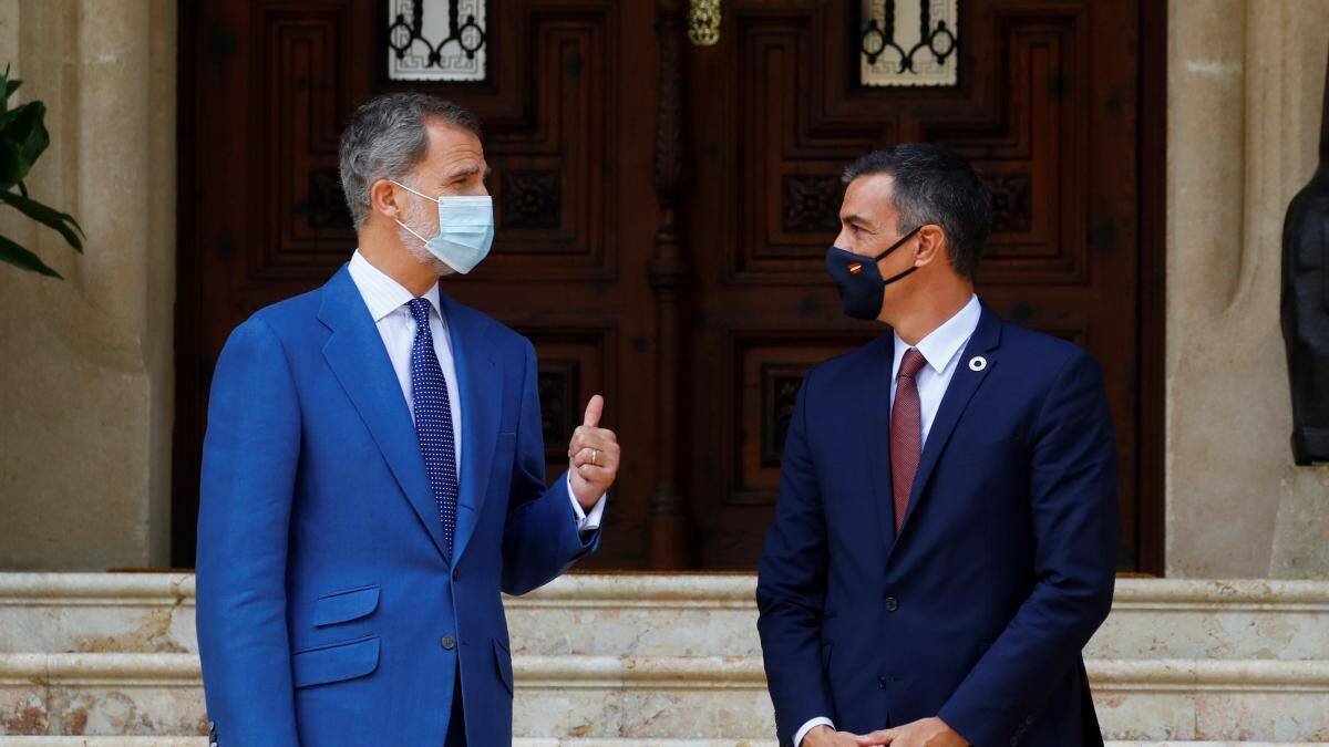 Felipe VI junto a Pedro Sánchez.