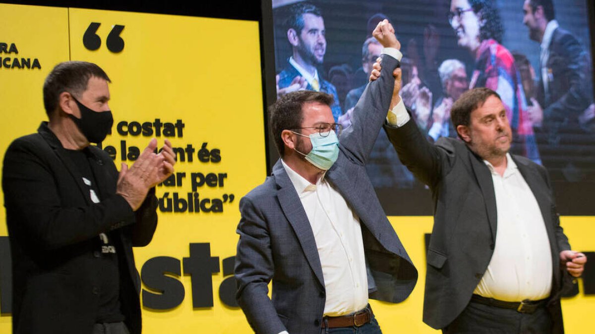 Arnaldo Otegi, aplaudiendo a Oriol Junqueras y Pere Aragonés