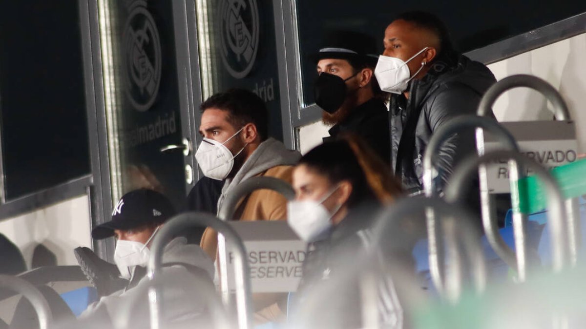 Sergio Ramos, entre Carvajal y Militao, presenciando el partido entre el Real Madrid y la Real Sociedad.