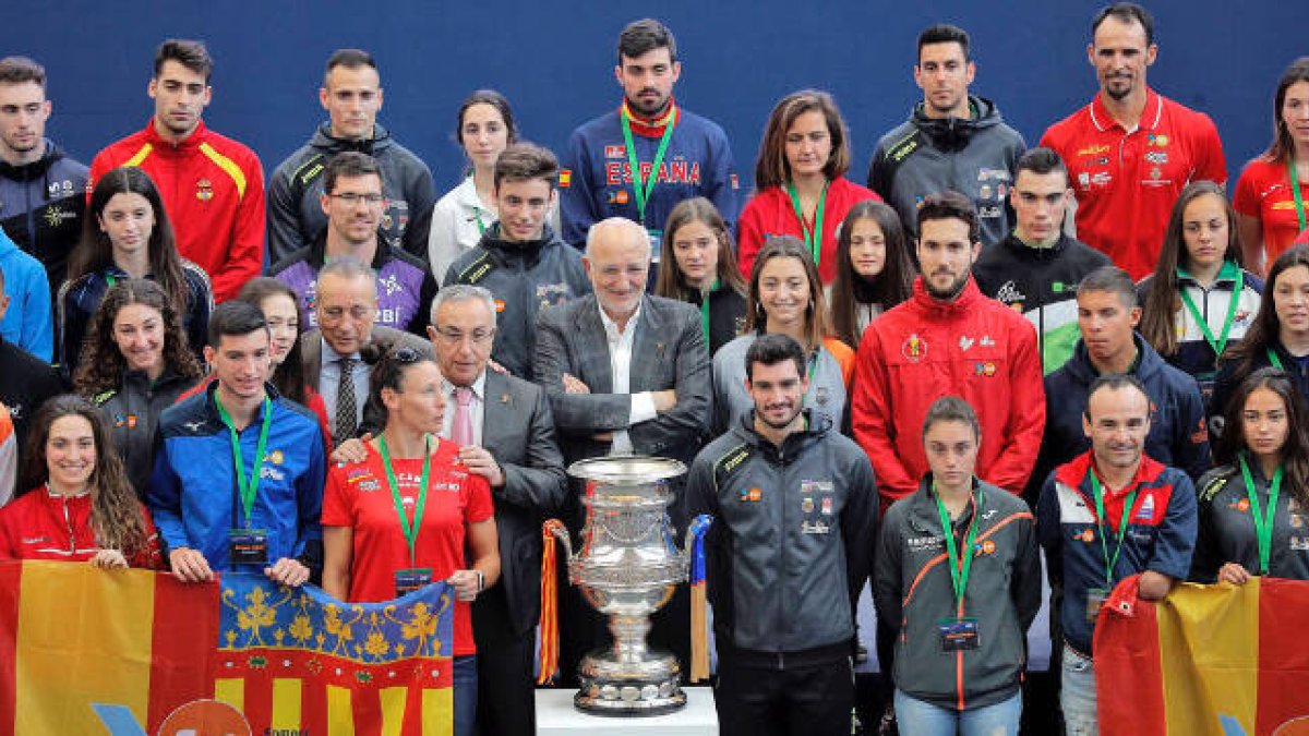 Juan Roig junto a deportistas en la presentación del proyecto FER+.