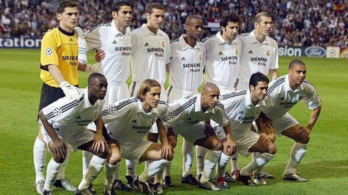 Claude Makelele, primero por abajo a la izquierda, junto a sus compañeros del Real Madrid.