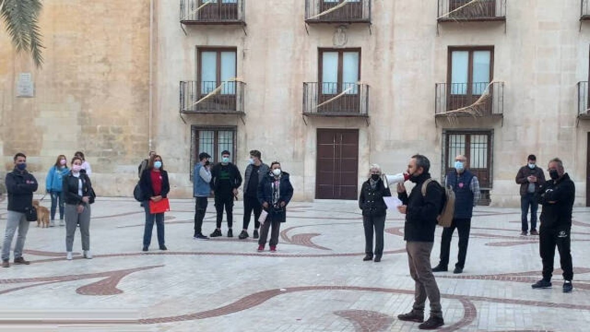 Cada último miércoles de mes la plataforma se concentra en la plaza de Baix de Elche