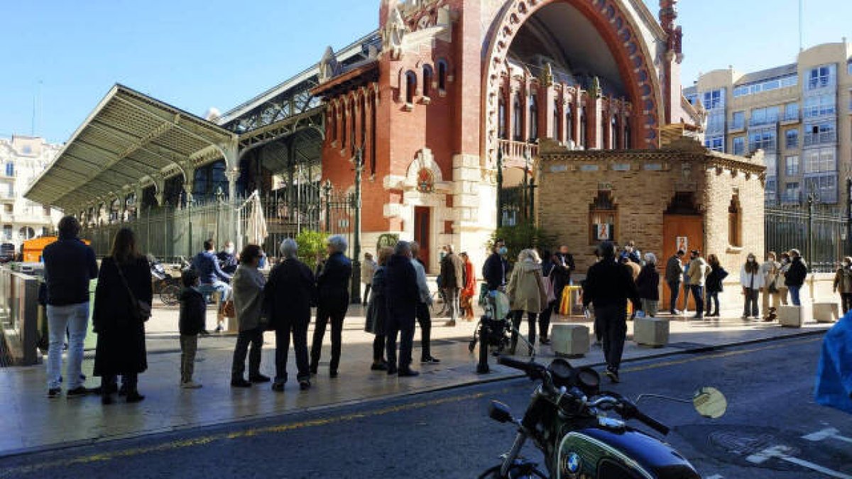 Colas para firmar contra la Ley Celáa en Valencia