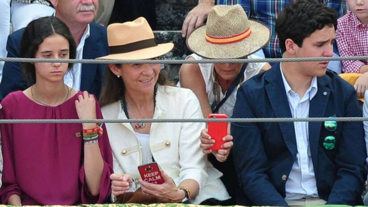 Victoria Federica y Froilán, con la Infanta Elena en 2017