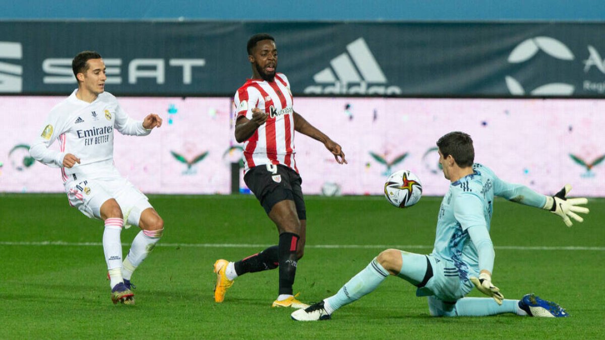 Courtois, en una de sus fantásticas paradas ante el Athletic Club de Bilbao.