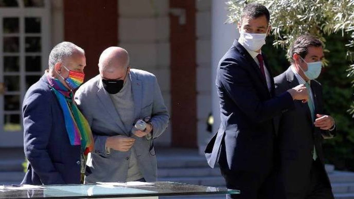 Los líderes de UGT y CCOO, junto a Sánchez en Moncloa.