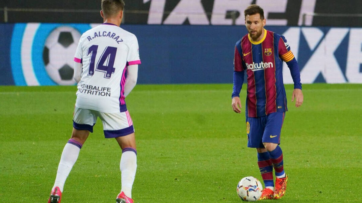 Messi y Alcaraz, en un instante del polémico Barcelona-Valladolid de anoche.