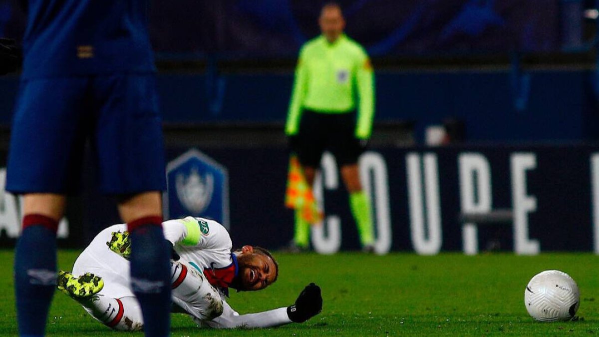 Neymar cayó lesionado en el partido de Copa ante el Caen.