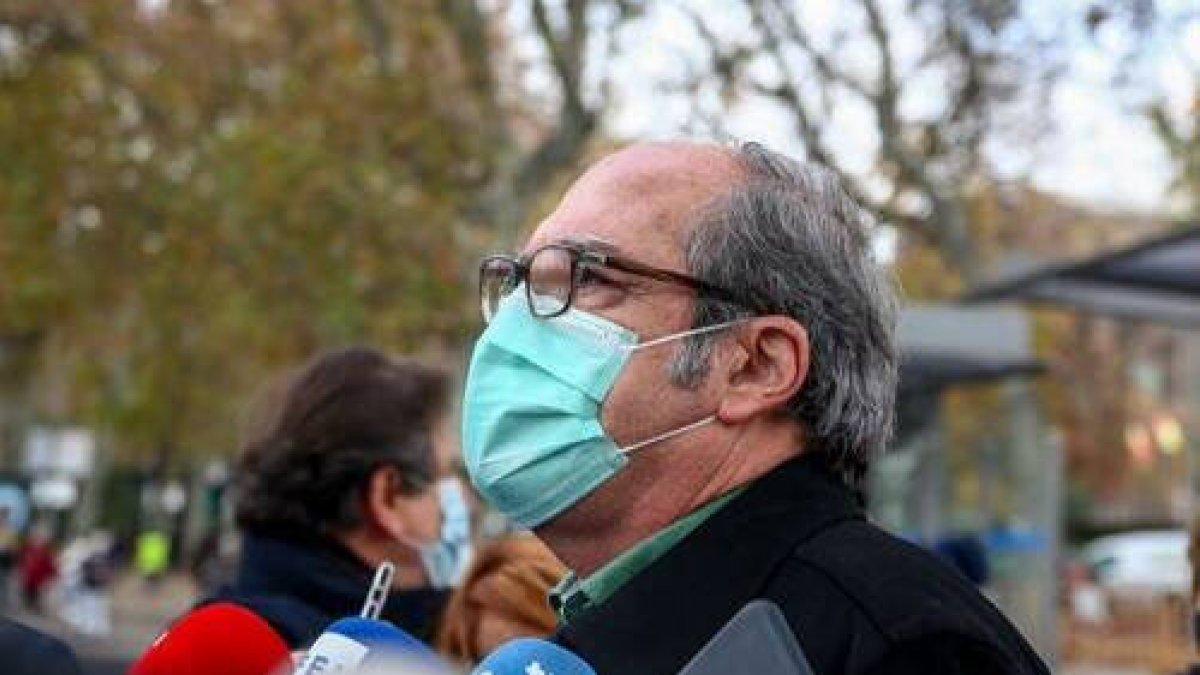 Ángel Gabilondo, durante la manifestación de la Marea Blanca.