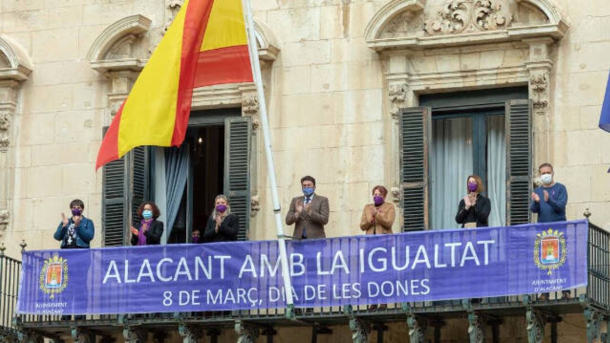 Los representantes municipales han desplegado una pancarta en el balcón del Ayuntamiento de Alicante