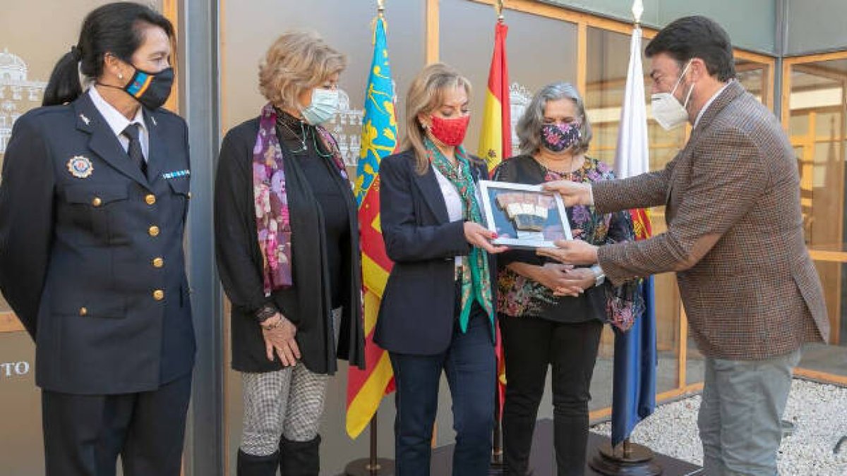 El alcalde de Alicante, Luis barcala, ha hecho entrega a las agentes de una placa conmemorativa del homenaje