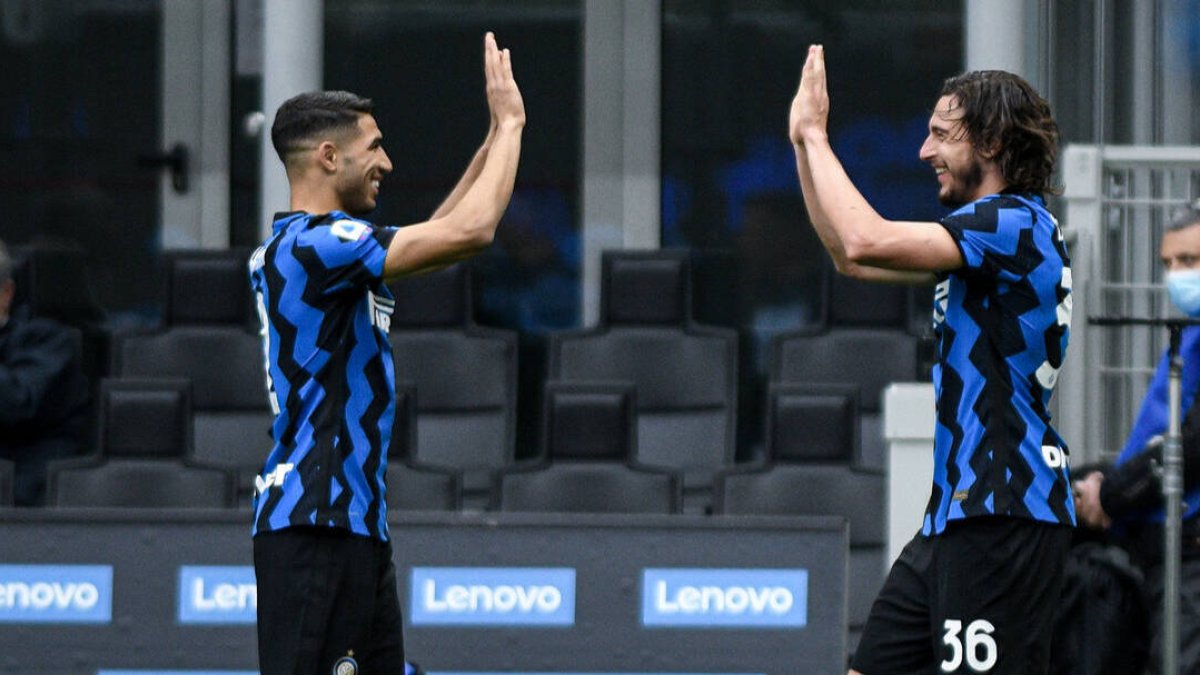 Achraf Hackimi, a la izquierda, celebrando un gol con la camiseta del Inter.