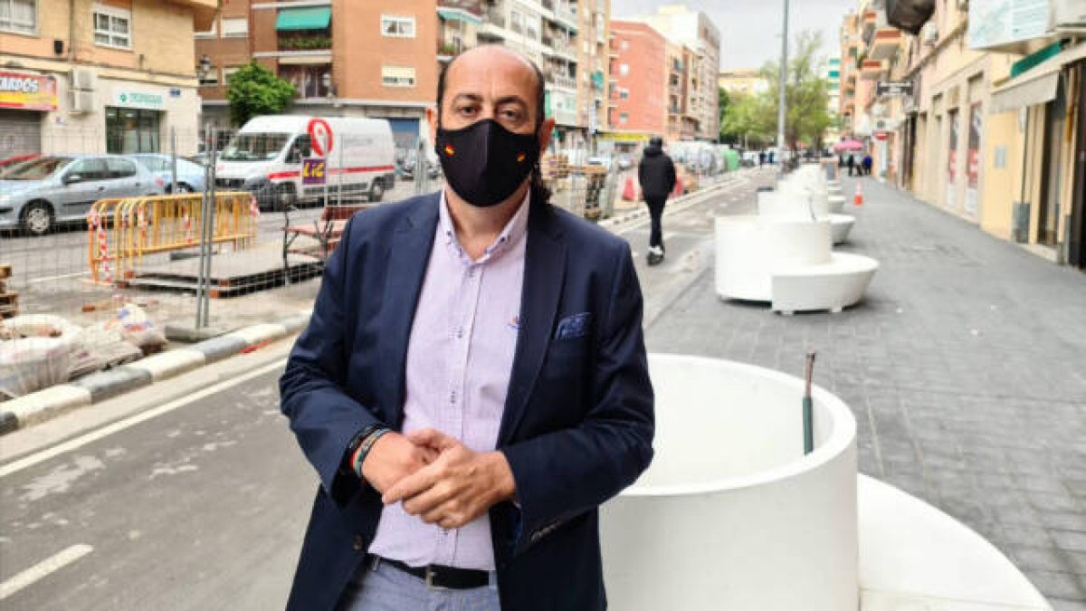 El concejal de Vox, Vicente Montáñez, en la calle Ramiro de Maeztu