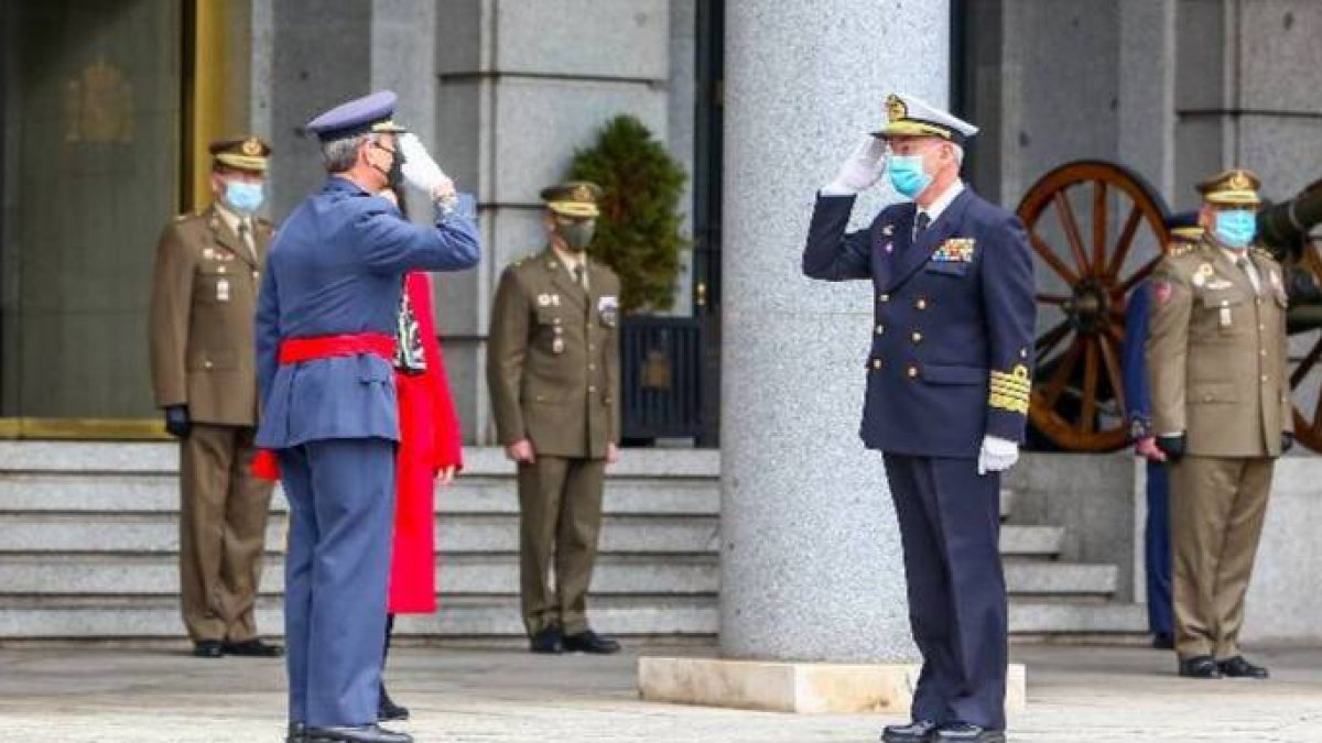 Robles observa el saludo entre el JEMAD entrante y el saliente.