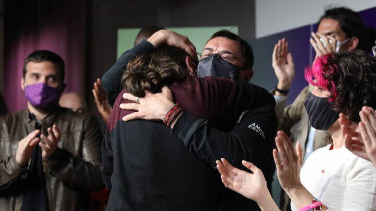 Monedero abraza a Iglesias