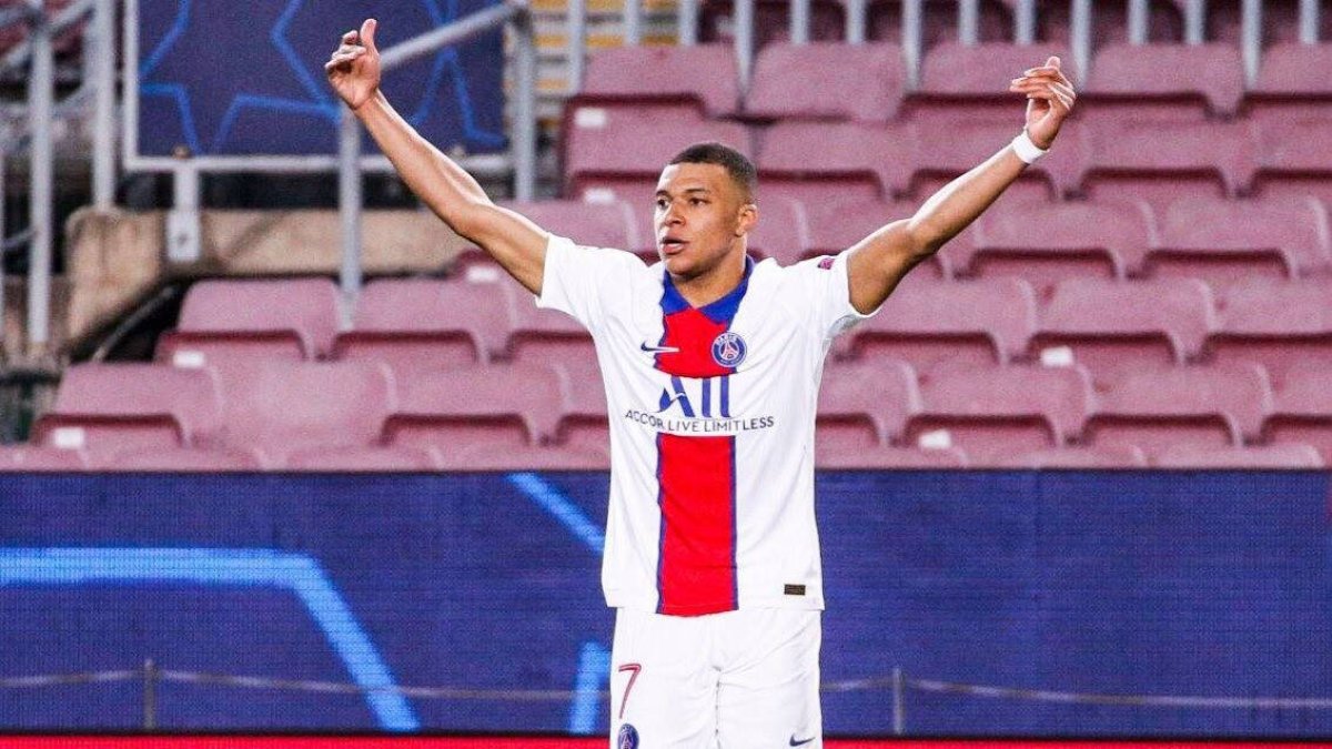 Mbappé celebra uno de los tres goles que marcó en el Nou Camp.