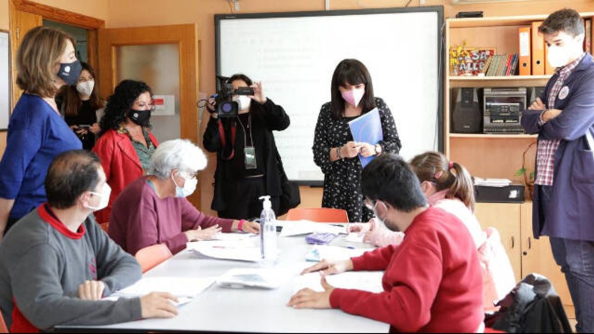 La vicepresidenta de la Diputación y Diputada de Cultura, Julia Parra, durante su visita a las instalaciones de APSA