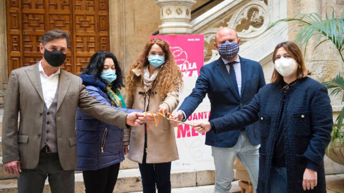 El presidente Gaspar junto a José Alabadí, Mª José Lora y
las hermanas Luna portando la mecha que ahora toca aguantar, pero que
pronto dará paso a las Fallas más esperadas