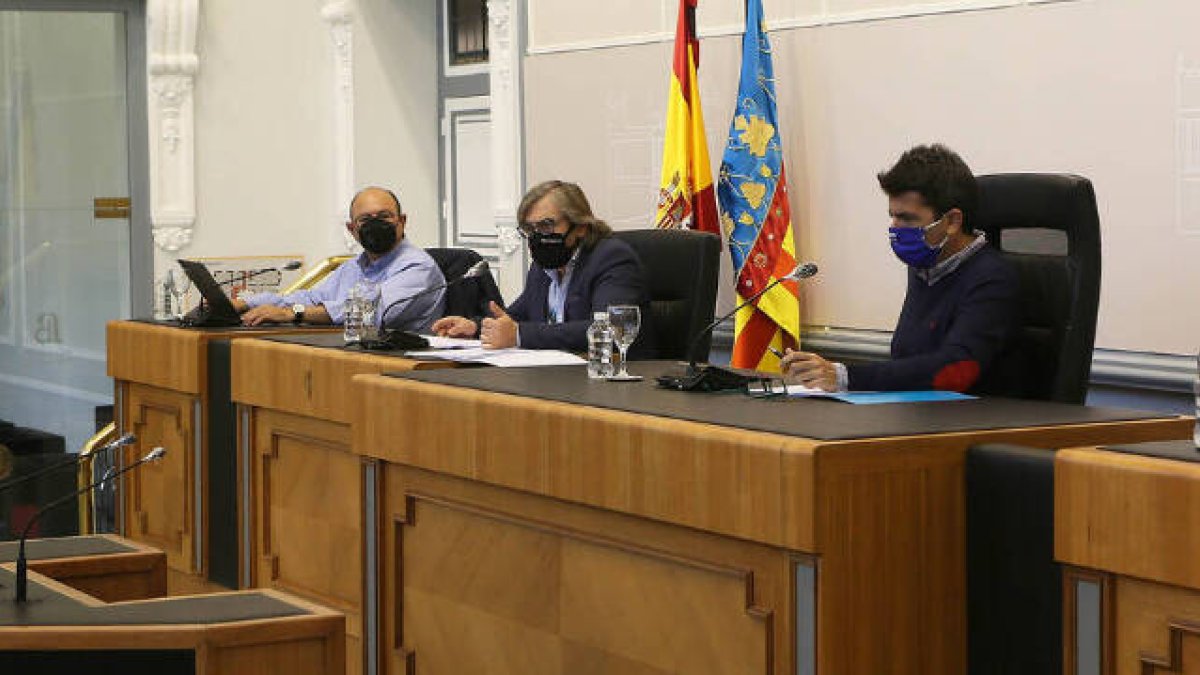 Javier Sendra, en el centro, diputado de Emergencias de la Diputación de Alicante