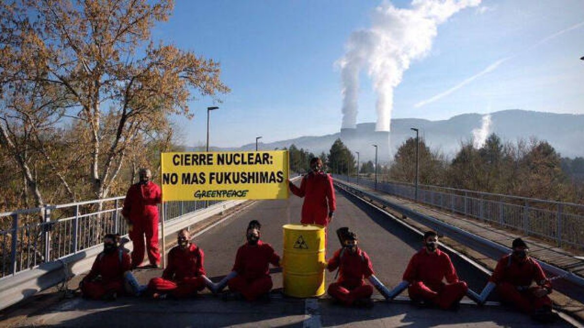 Activistas de Greenpeace encadenados en el acceso a la central de Cofrentes