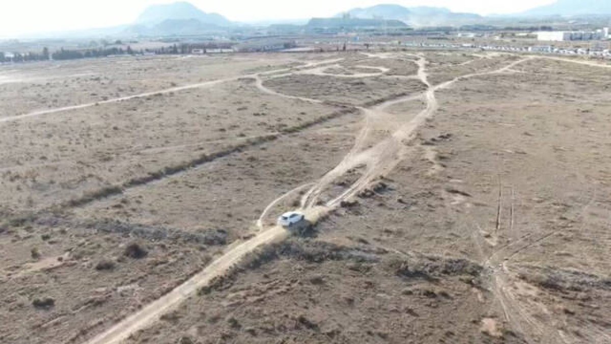 El vehículo cruzó por un camino de tierra para evitar el control de la Policía Local