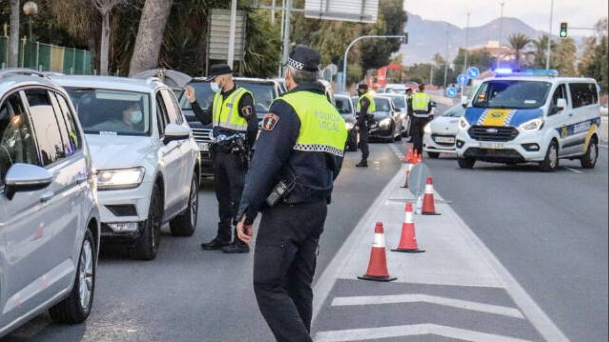 Colas de vehículos y atascos durante el cierre perimetral del viernes pasado