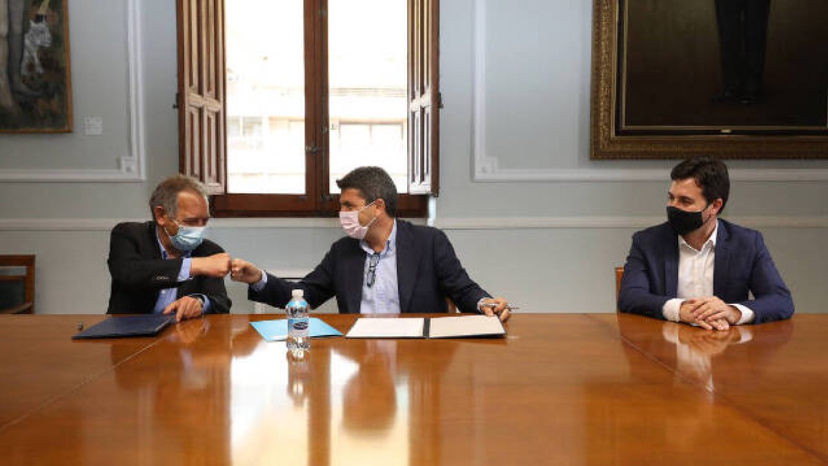 El secretario autonómico de Educación, Miquel Soler, y el presidente de la Diputación de Alicante, Carlos Mazón, tras la firma del acuerdo