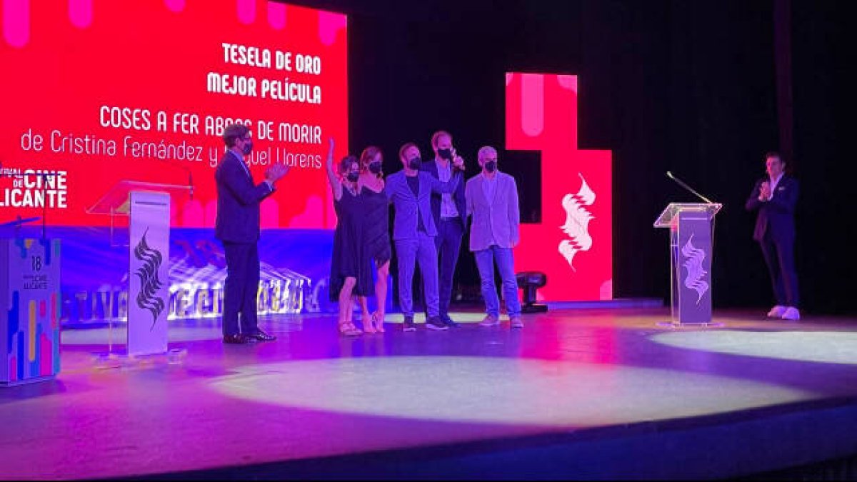 Momento de la entrega de la Tesela de Oro del 18º Festival de cine de Alicante