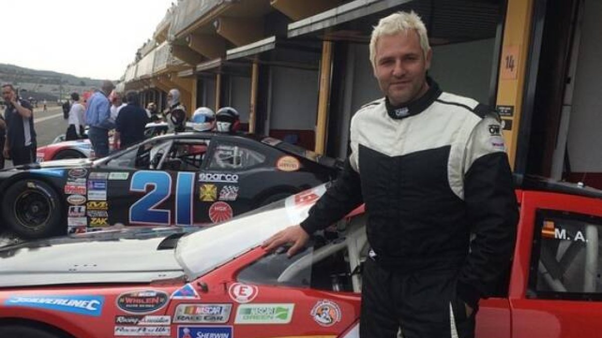 Santi Cañizares, junto a uno de los coches que habitualmente conduce.