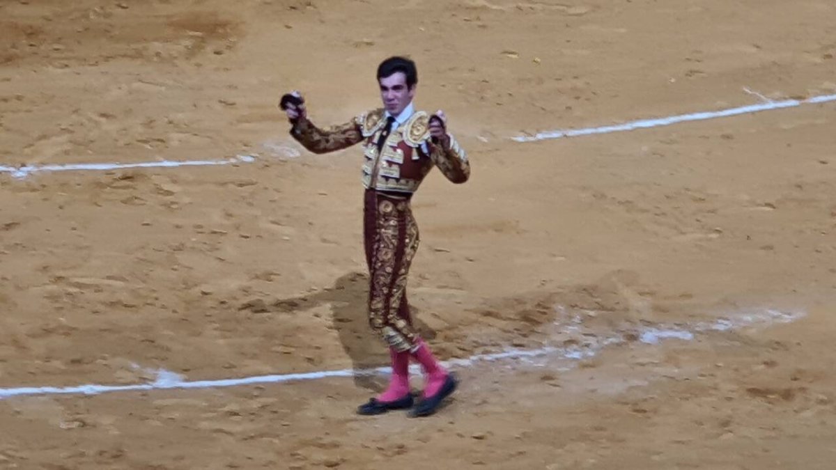 Rufo pasea las dos orejas del quinto de El Freixo