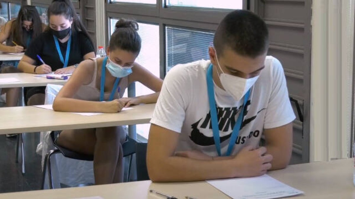 Alumnos de la UMH de Elche durante el examen de selectividad / FOTO de archivo