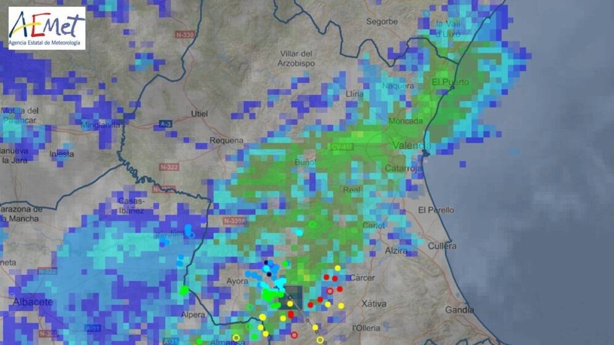 Los puntos de colores indican los lugares donde han caído rayos y su intensidad