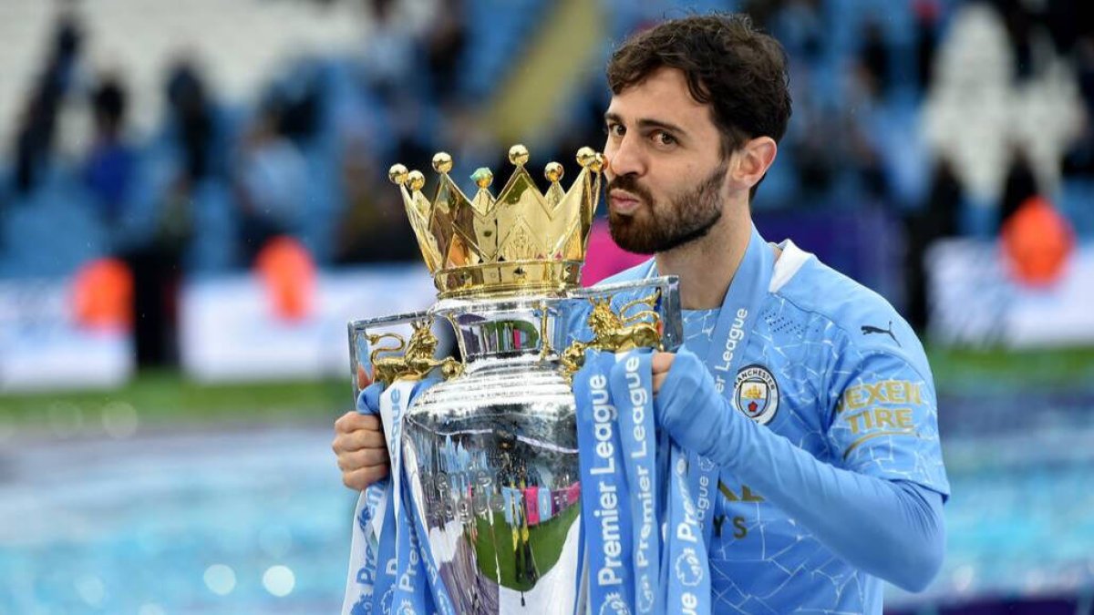 Bernardo Silva con el trofeo de la Premier League ganada por el Manchester City.