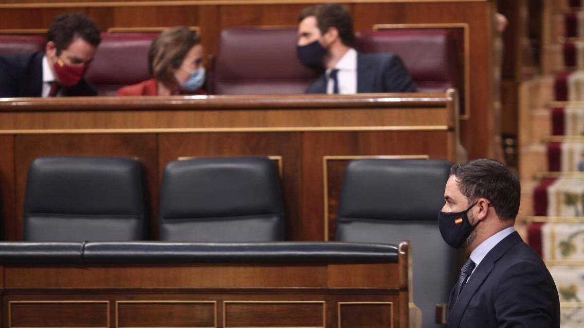 Abascal pasa frente a Casado en el Congreso.