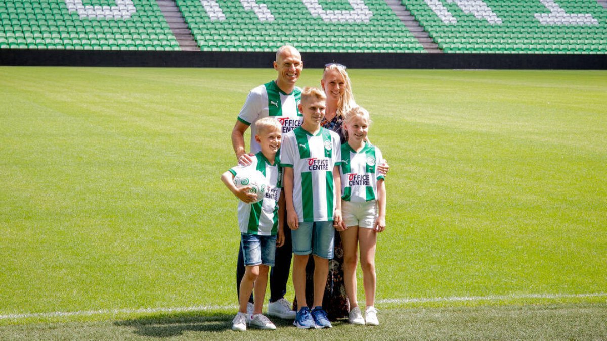 Robben, junto a su familia, cuando fue presentado como jugador del Groningen.